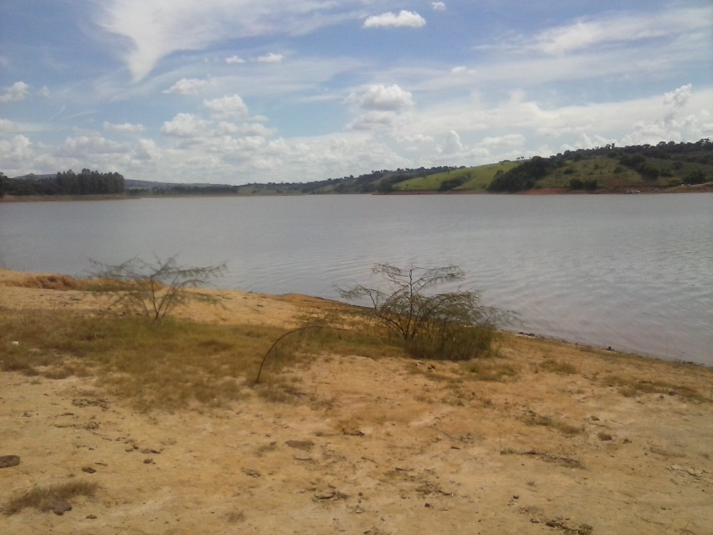 Margens do laco que deveriam estar cobertas pelas águas do reservatório