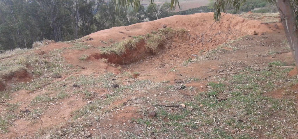 Foto: Cacimba. Buraco feito na margem de estradas para reter água da chuva. Ele previne erosões no solo e a água retida em filtra-se no solo, abastecendo o lençol freático.