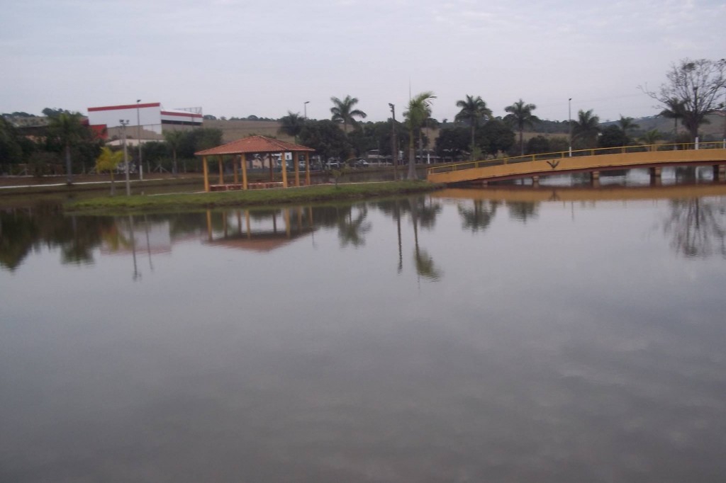  Lago São Cristóvão recebeu obras para ampliar sua capacidade  de armazenamento e ajudar no abastecimento da cidade.  