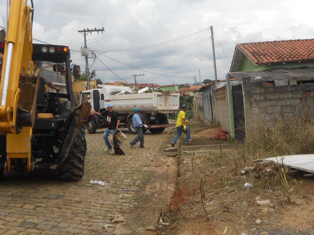 Mutirão de limpeza de terrenos e casas nos bairros da cidade