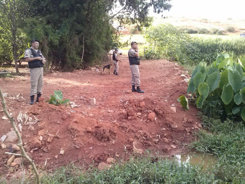 Militares realizando um cerco nas proximidades onde os infratores haviam se escondido 