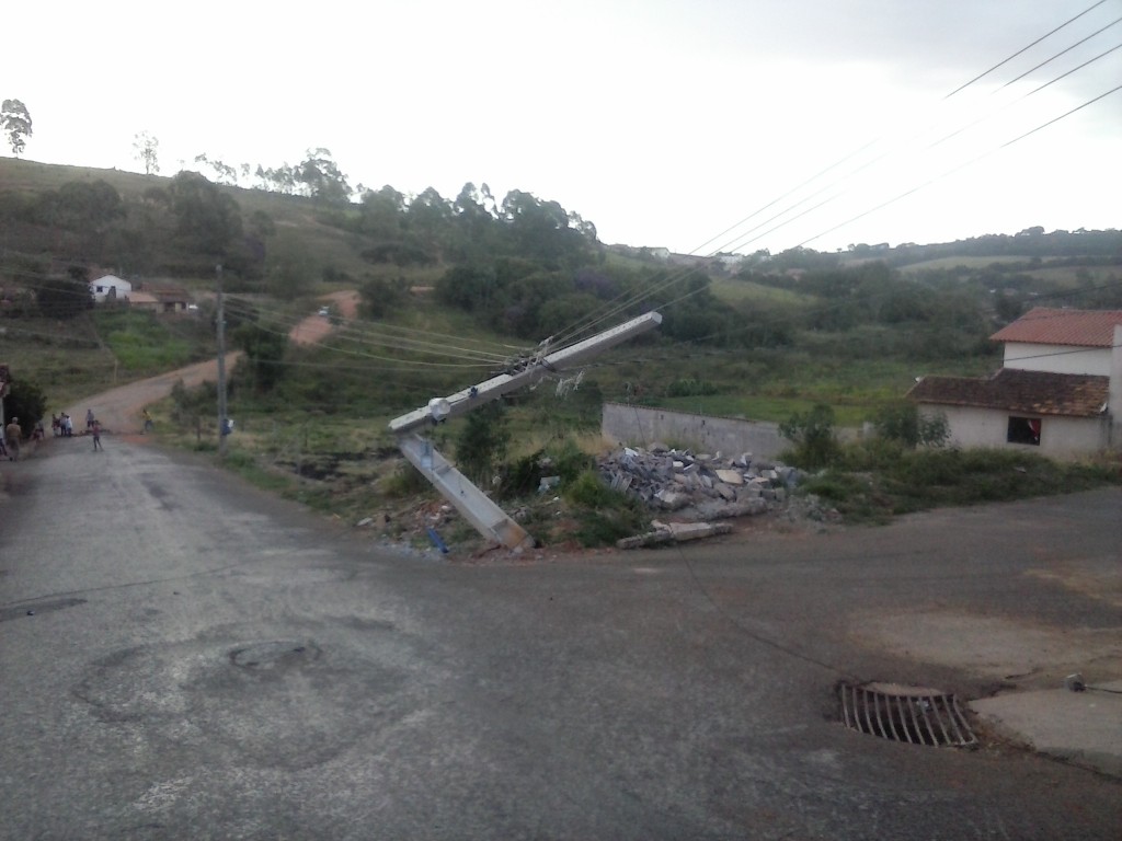 Poste atingindo pela carreta
