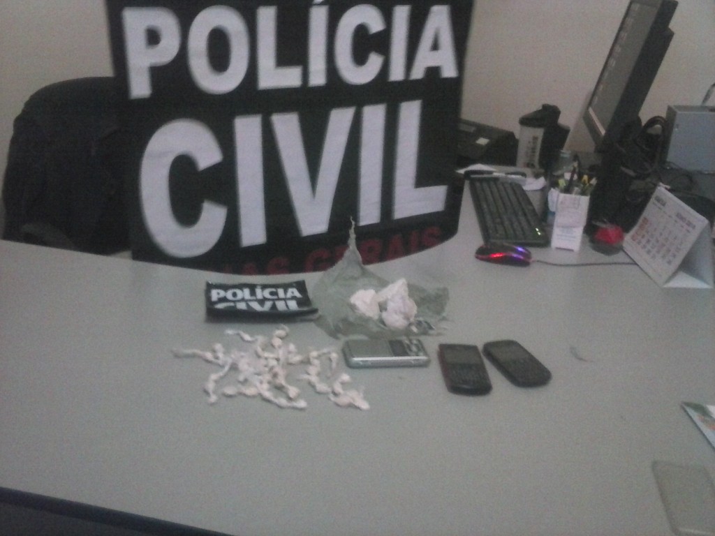 Materiais Apreendidos - Celulares, Papelotes de Cocaína, Pedras, Balança de Precisão 