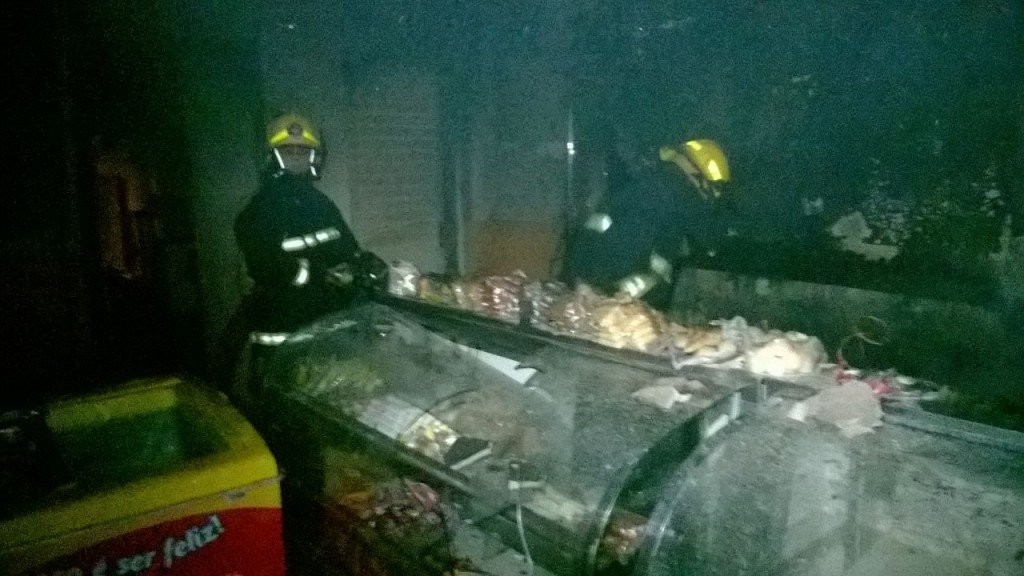 Bombeiros atuando no combate as chamas