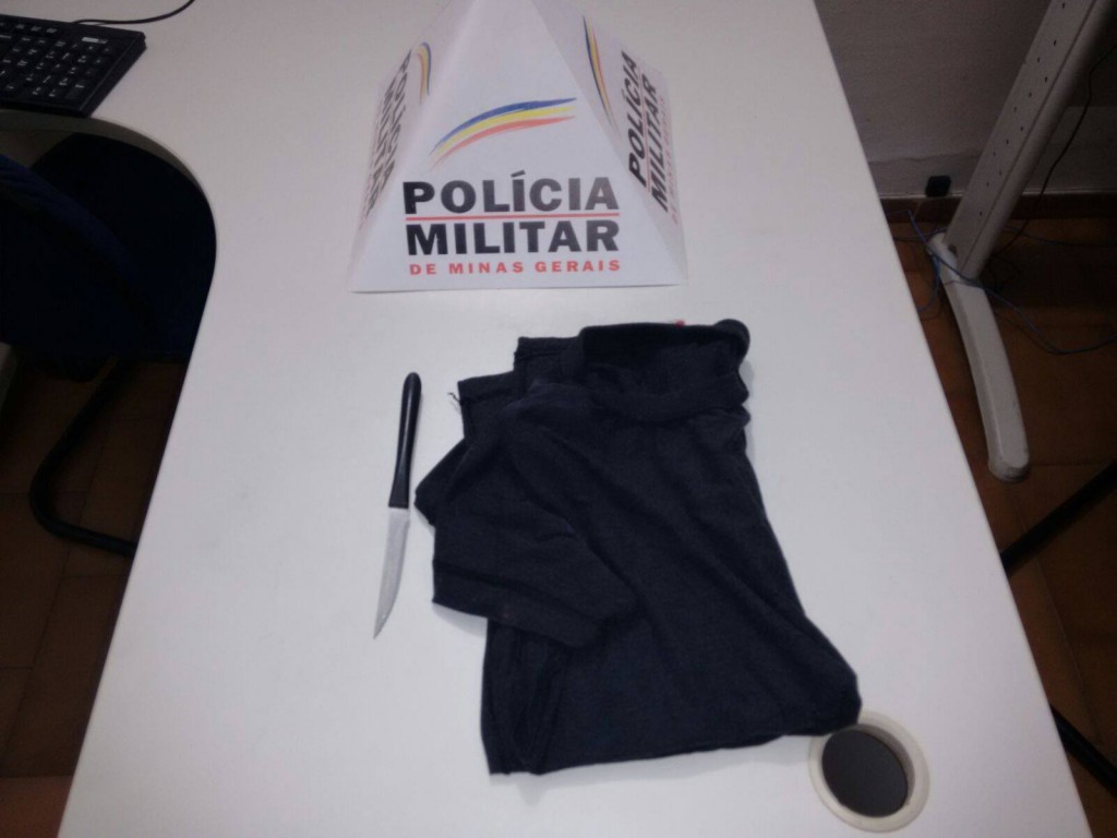 Faca e roupa utilizada no assalto