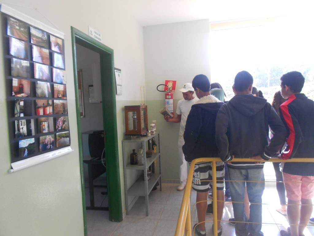 Alunos visitando o interior da Estação 
