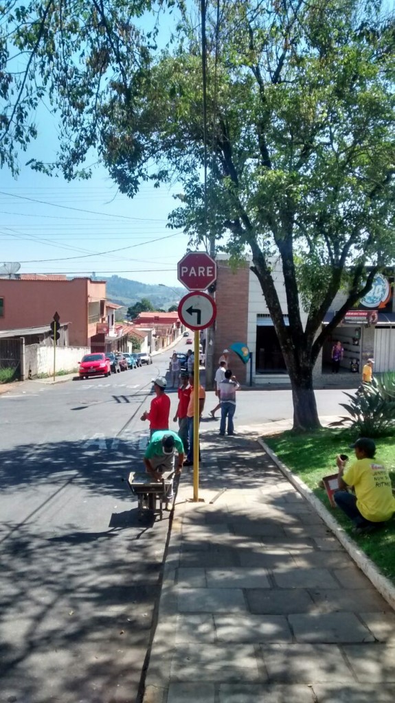 Para quem desce a Praça da Bandeira somente é permitido virar sentido Lotérica do Charuto