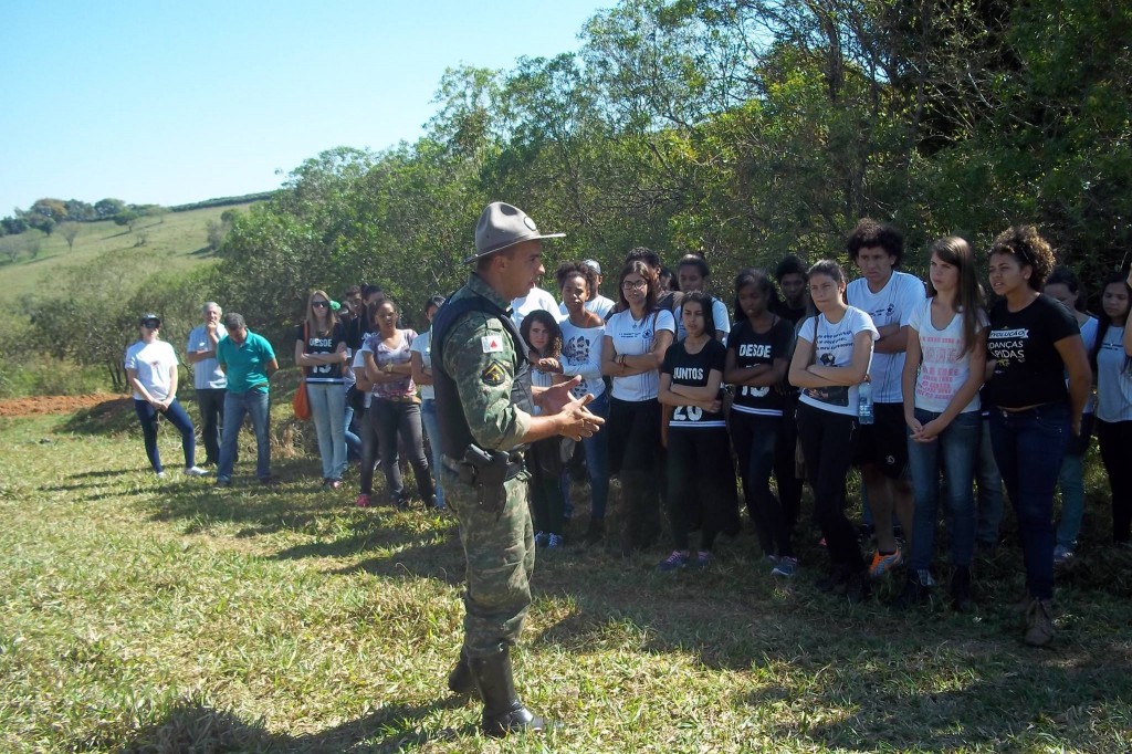 Alunos recebendo orientações para preservação ambiental 