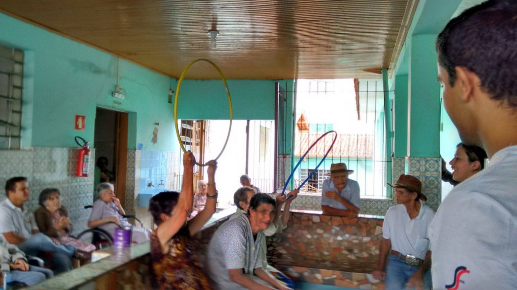 Idosos do Lar São Vicente de Paula realizando atividades 