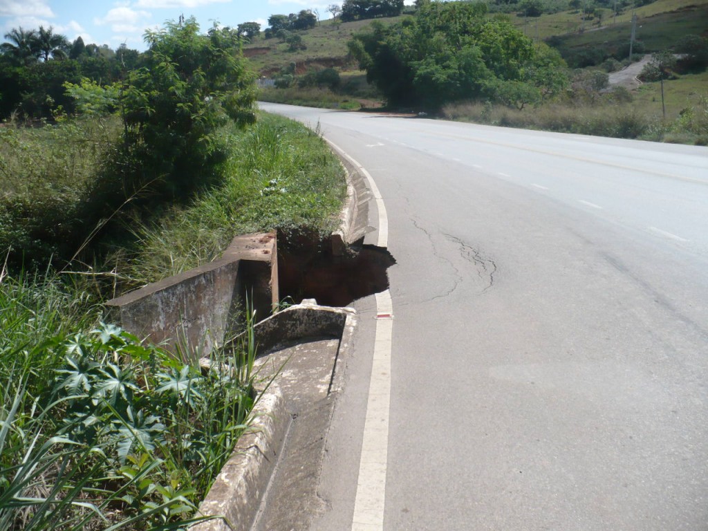 Buraco aberto próximo ao trevo