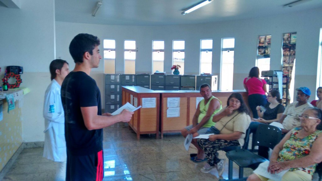 Idosos recebendo orientações no PSF São Luiz 