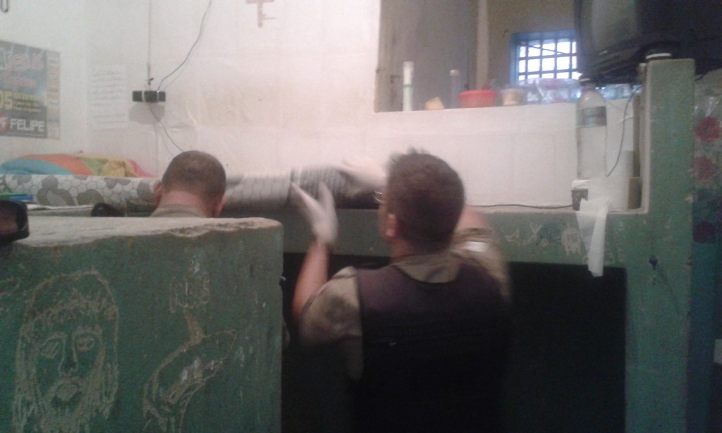 Policiais realizando a revista na cadeia