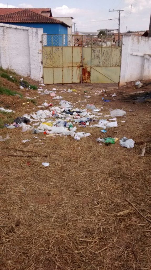 IMG-20160730-WA0064-575x1024 Moradores jogam lixo no Campo Municipal